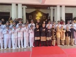 Bupati Gus Barra Berikan Penghargaan Kepada Kades yang Desa Lunas Pajak PBB di Hari Jadi Kabupaten Mojokerto ke – 732